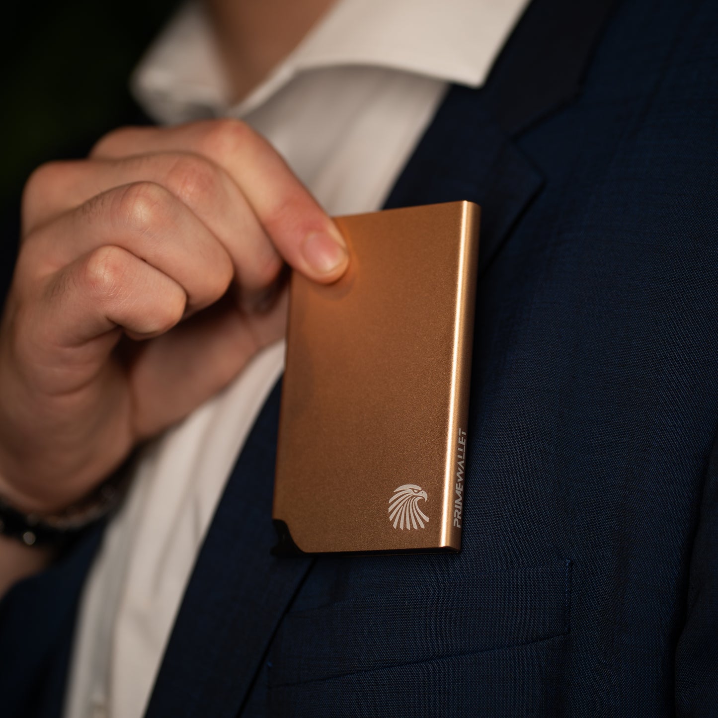 Edles Kartenetui Push Gold – hochwertiger Cardholder für stilvolle Aufbewahrung von Karten.