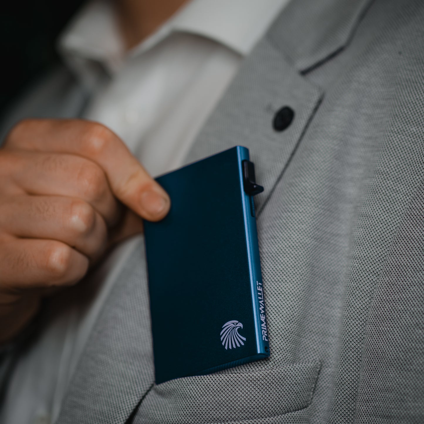 Elegantes Kartenetui Side in Blau aus Aluminium – hochwertiger Kartenhalter für den modernen Look.