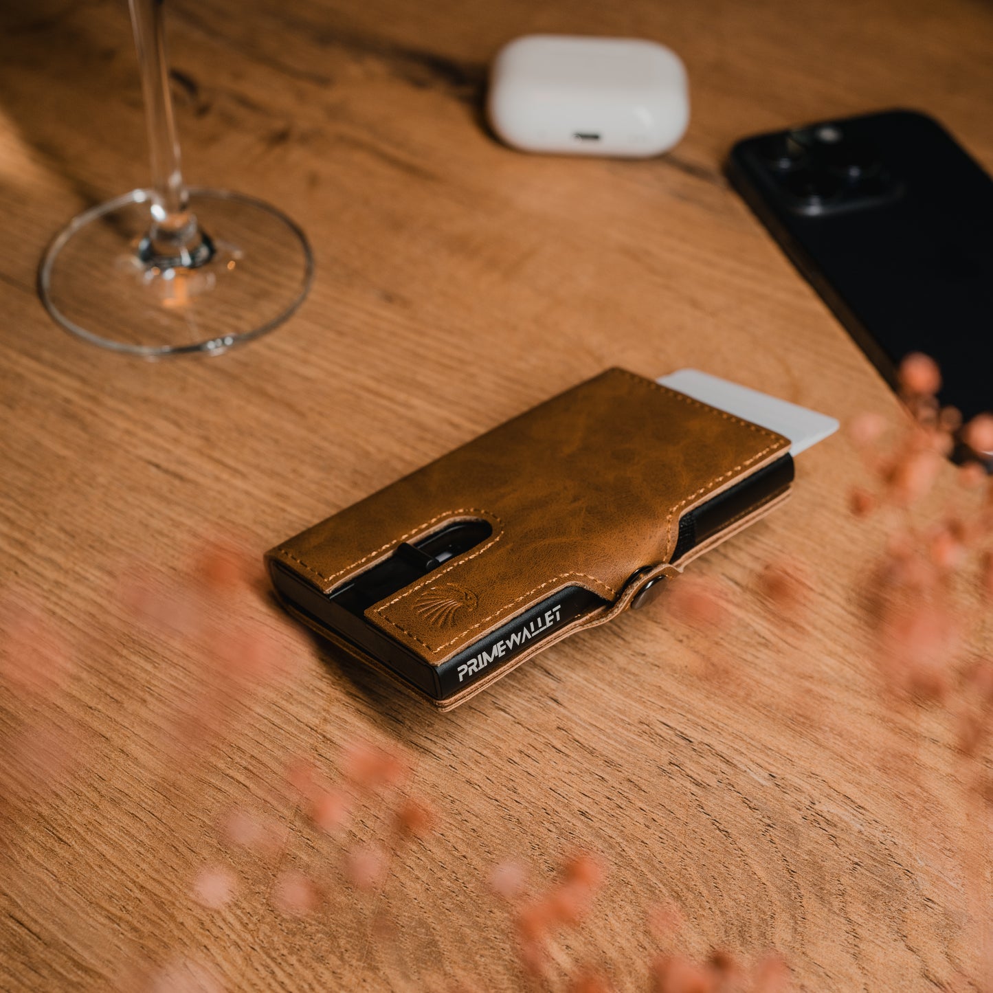 Minimalistisches Slim Wallet Push Braun mit cleverem Kartenmechanismus. Stilvoll, kompakt und sicher für den täglichen Gebrauch.