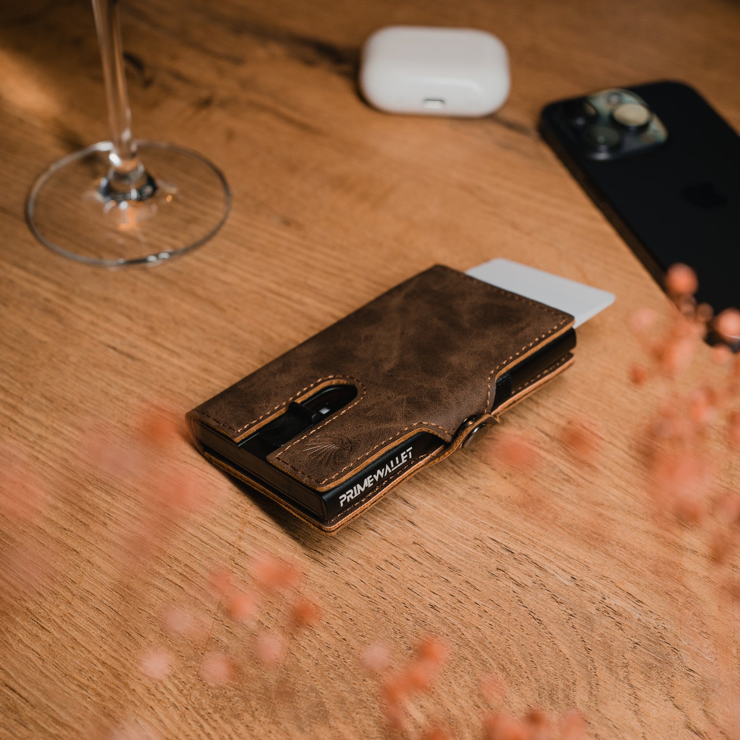 Hochwertiger Geldbeutel Slim Wallet Push Dunkelbraun – ideal für den Alltag mit sicherem RFID-Schutz und durchdachtem Design.