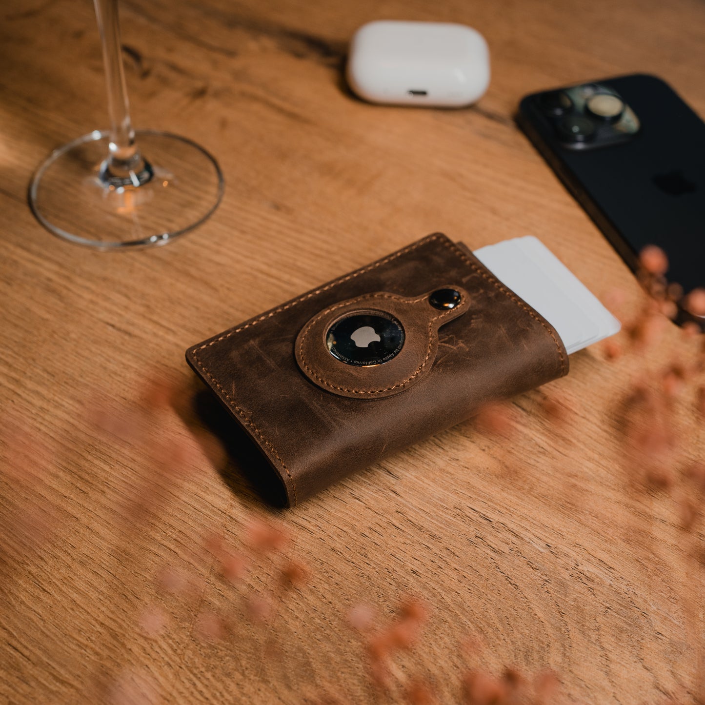 Smart Wallet Dunkelbraun – moderner Geldbeutel mit AirTag-Fach. Perfekt für Karten und Bargeld, mit RFID-Schutz für mehr Sicherheit.