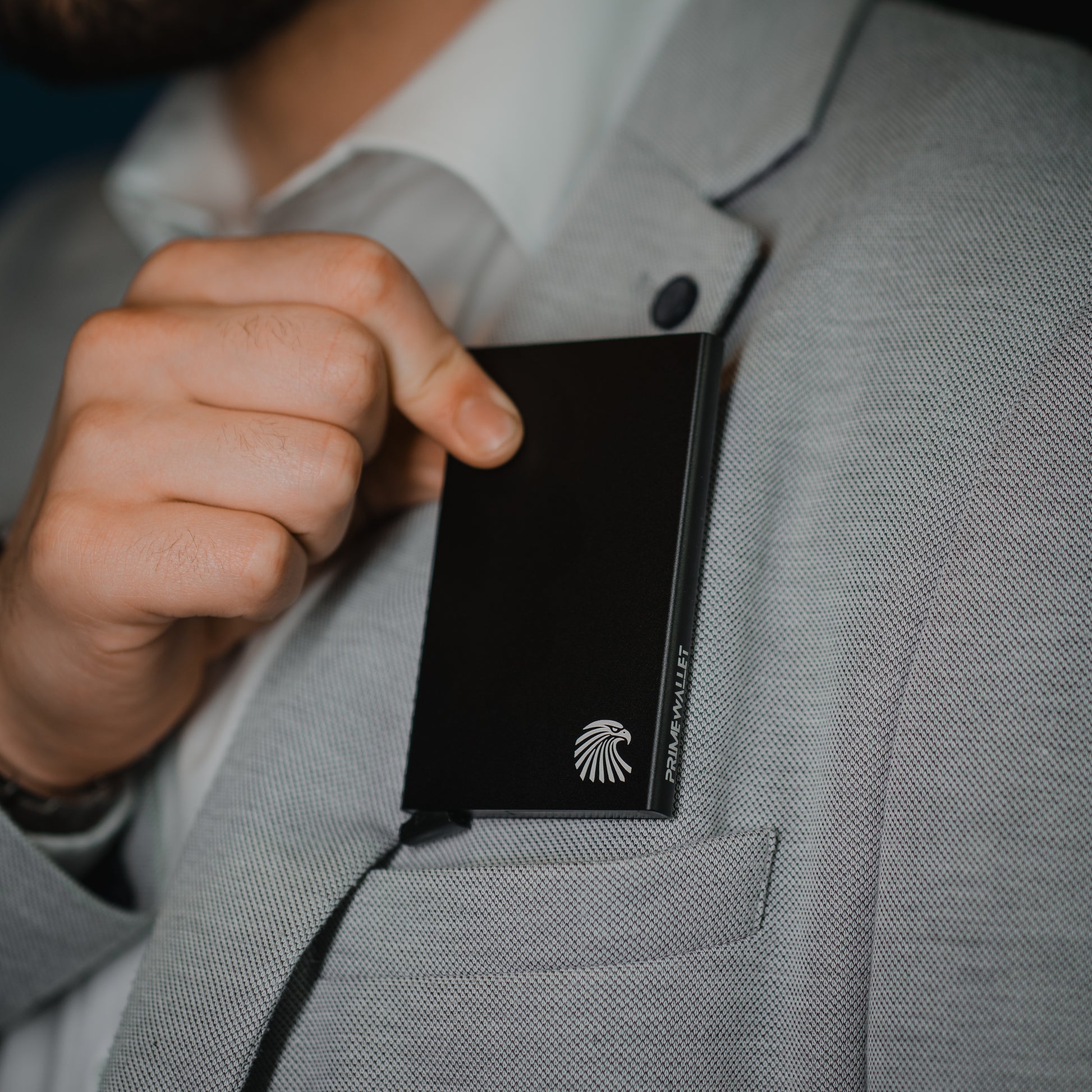 Elegantes schwarzes Kartenetui im modernen Look – kompakter Cardholder für stilbewusste Menschen mit RFID-Schutz.
