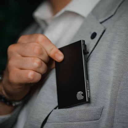 Kartenetui Side Grau – edler Cardholder aus Metall. Kompakter Kartenhalter mit RFID-Schutz für sicheres Aufbewahren.
