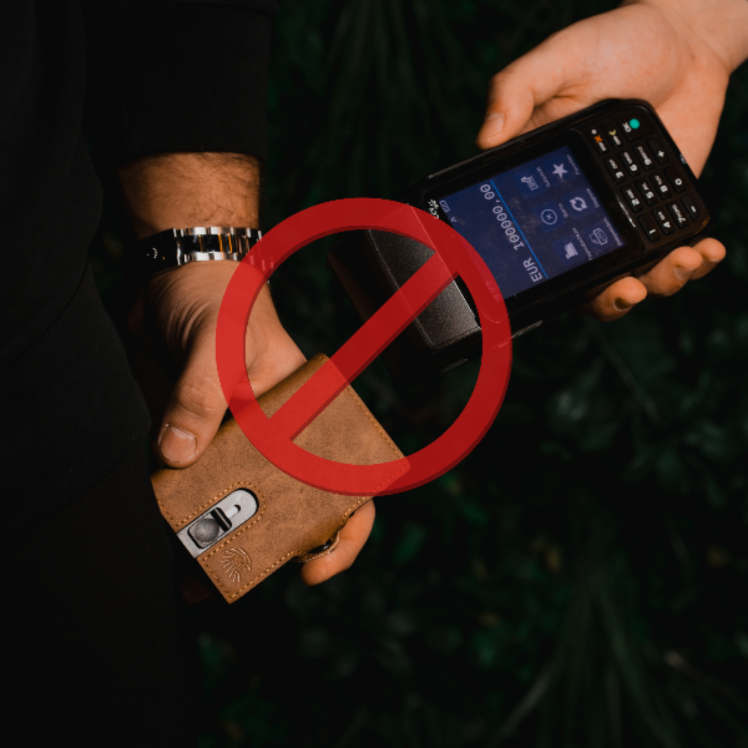 Slim Wallet aus braunem veganem Leder mit RFID-Schutz blockiert kontaktloses Scannen durch ein Kartenlesegerät. Sicheres Portemonnaie gegen ungewollten Datenklau und NFC-Zugriffe.