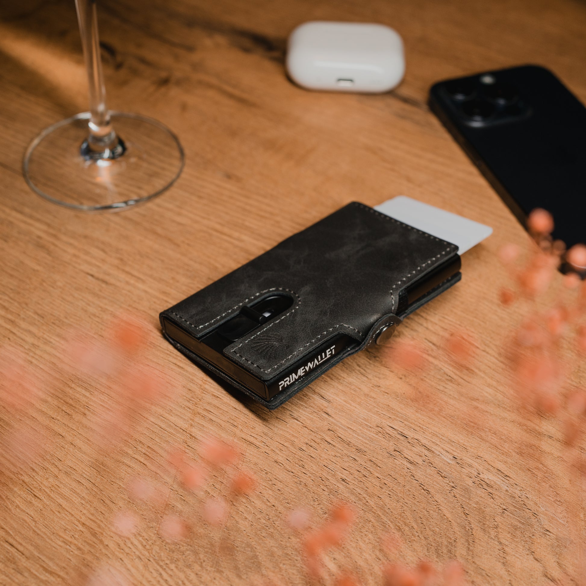Elegantes Slim Wallet Push in Grau auf Holz mit dezenter Prägung – trendige Geldbörse mit smarter Kartenfunktion für den Alltag.