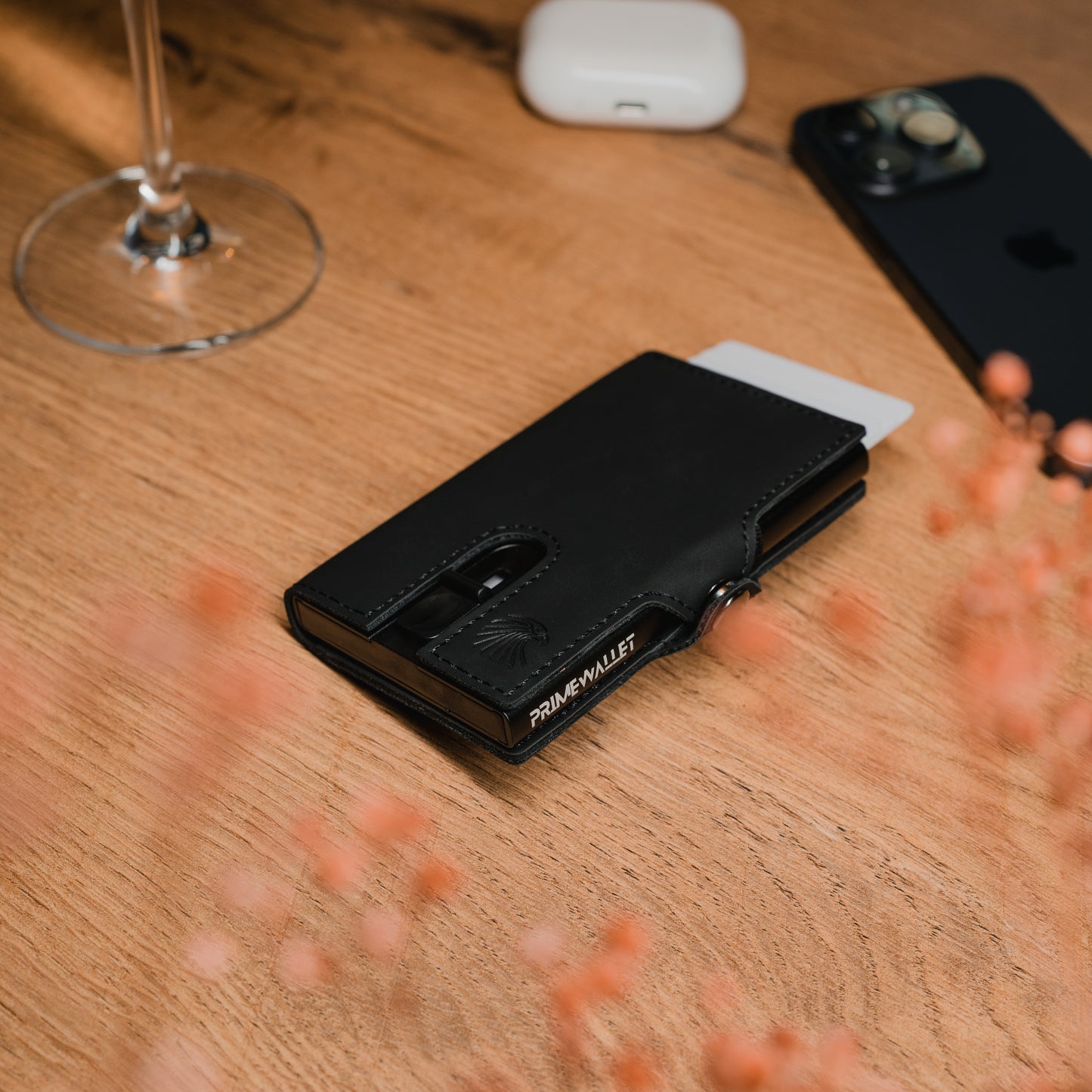 Slim Wallet Push Schwarz mit hochwertiger Verarbeitung – stilvolle Geldbörse für Karten und Bargeld.