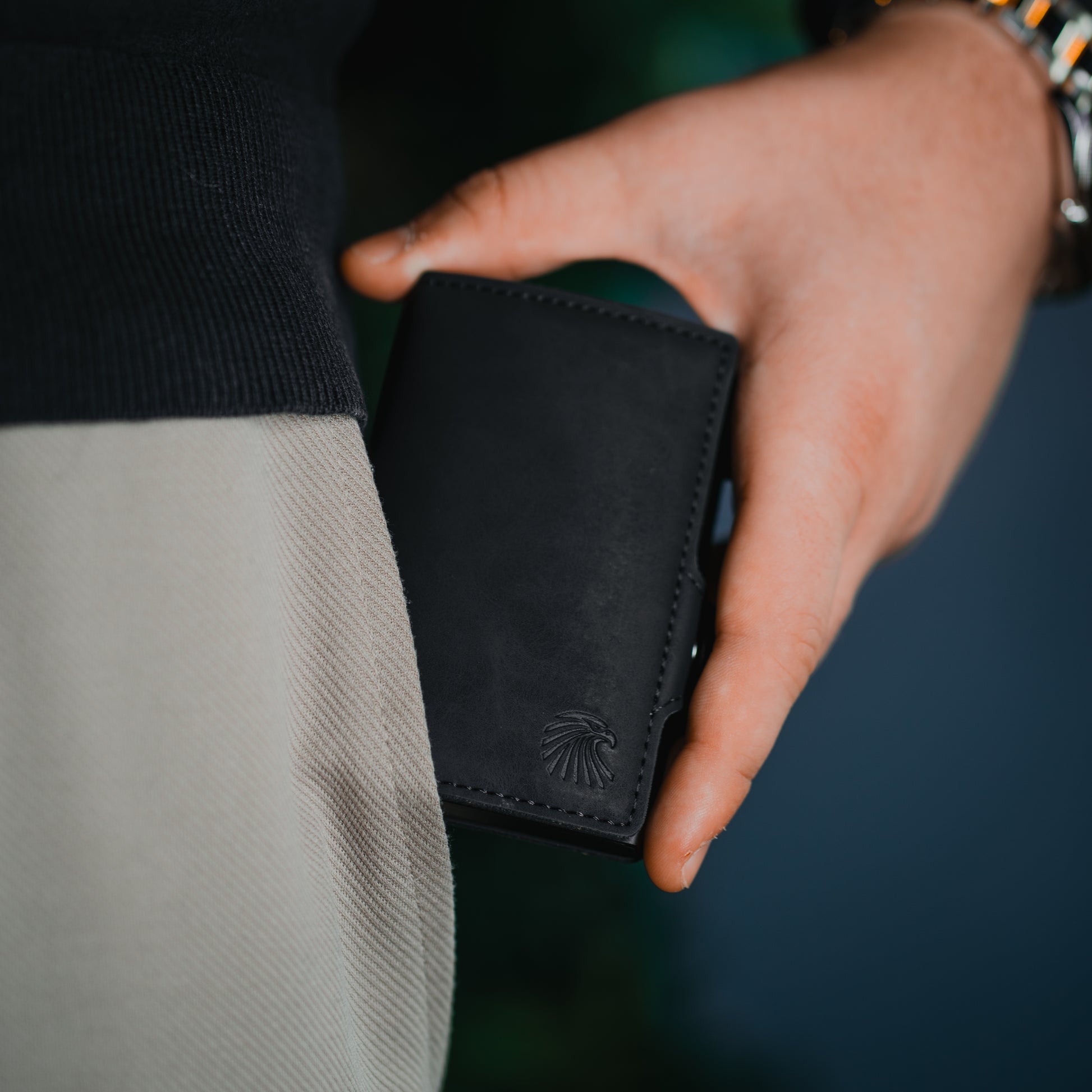 Schwarzes Slim Wallet – ultradünnes Portemonnaie für Karten und Bargeld in der Hosentasche