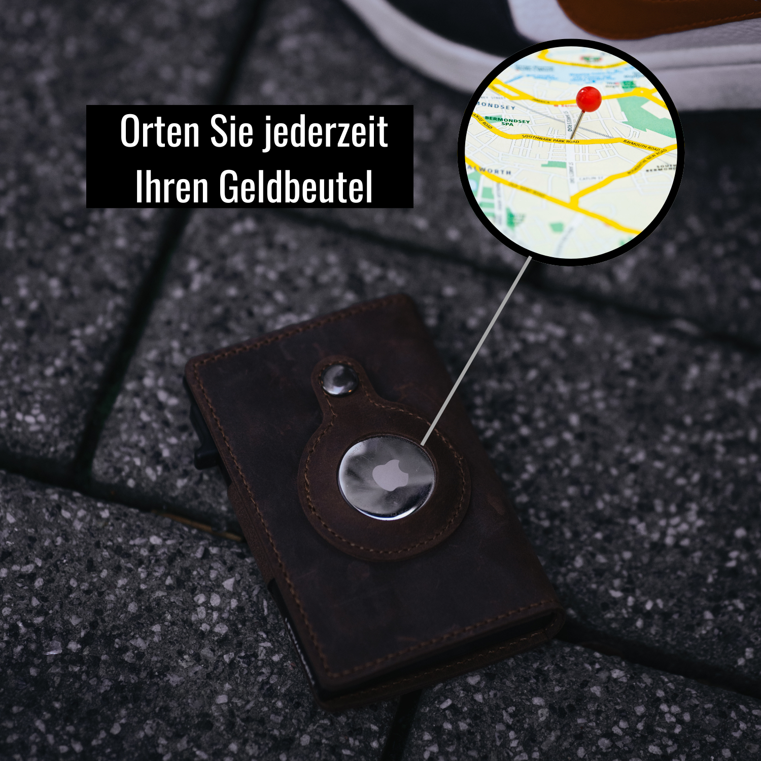 Hochwertiges Smart Wallet aus Echtleder mit AirTag-Fach, RFID-Schutz und stilvollem Design auf Asphalt