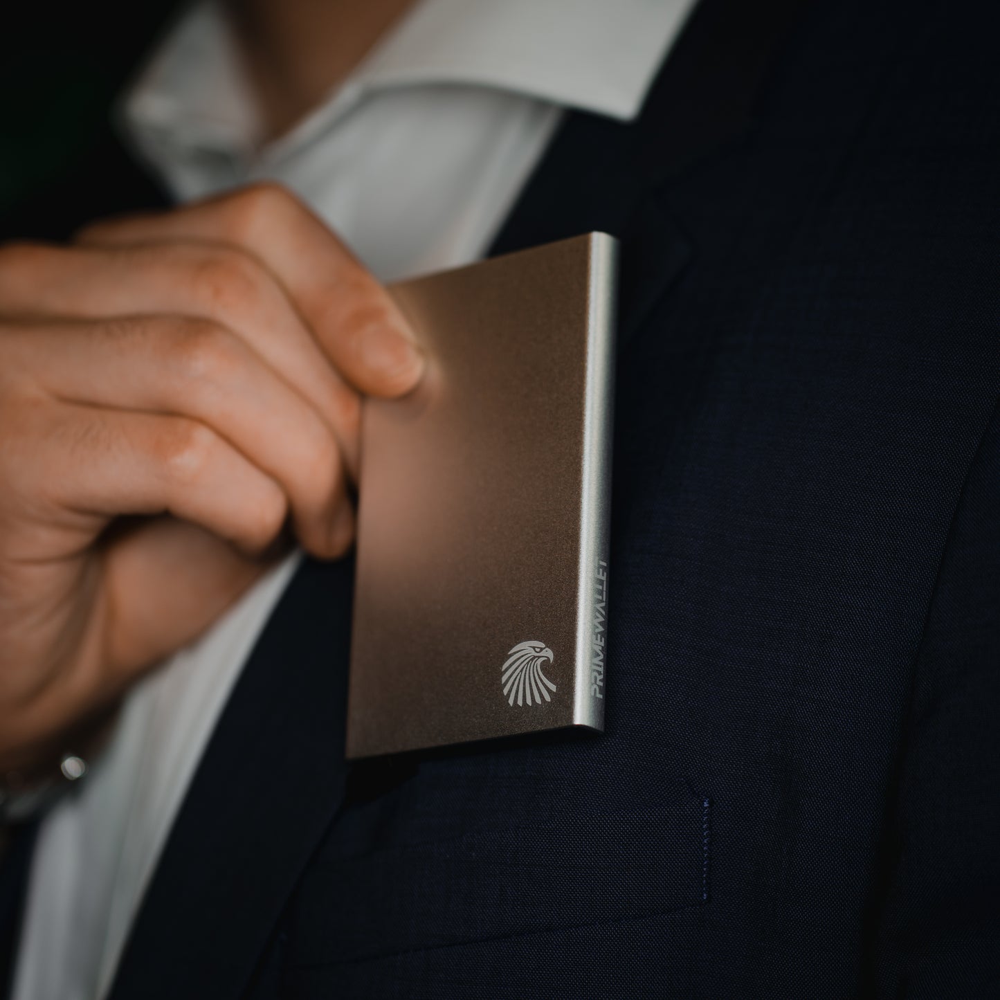 Kartenetui Gold – moderner Aluminium-Kartenhalter, perfekt für stilbewusste Männer im Business-Outfit.
