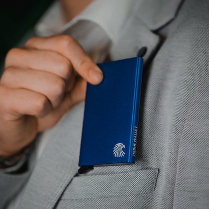 Blaues Kartenetui mit hochwertigem Aluminiumgehäuse – ideal für Business-Outfits und smarte Organisation.