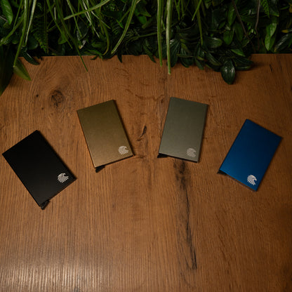 Übersicht der Kartenhalter in vier Farben: Schwarz, Gold, Silber und Blau. Kompakte Maße von 10x6x0,8 cm für den Alltag.