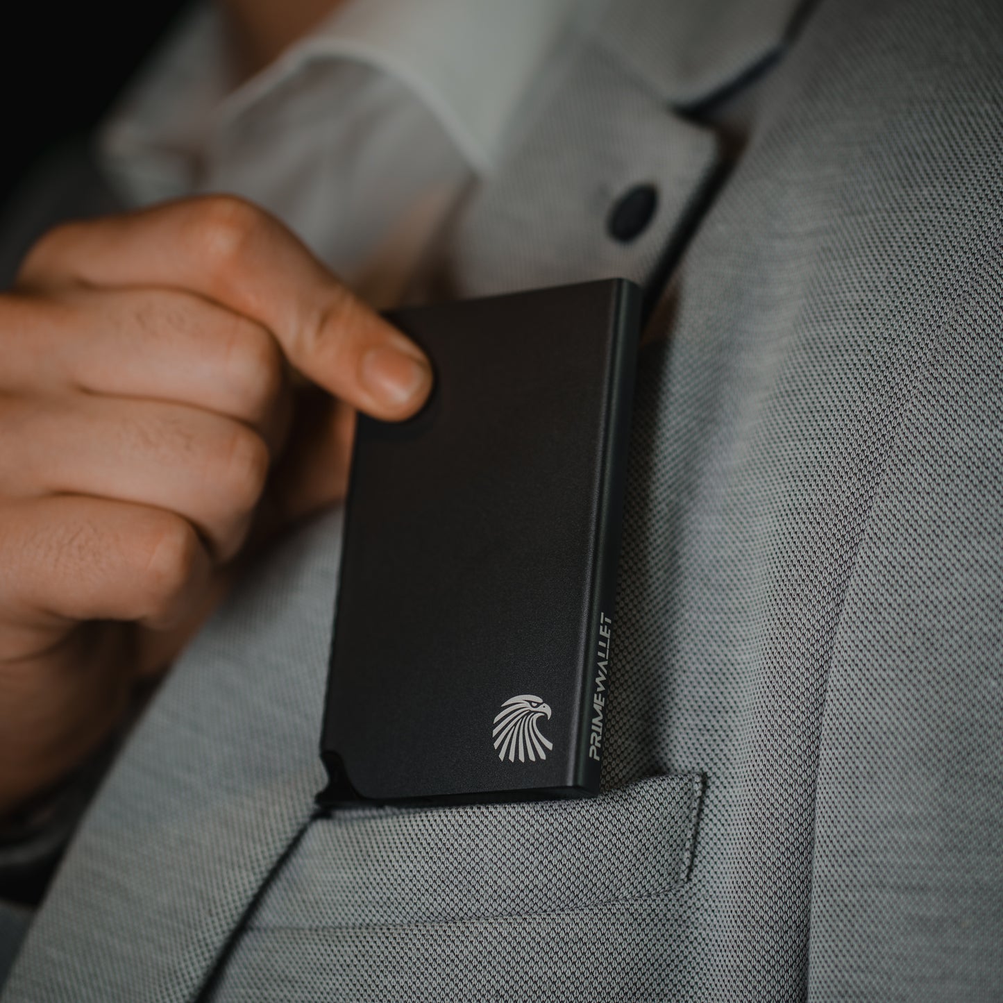 Kartenetui Push in Grau – eleganter und sicherer Cardholder mit RFID-Schutz für stilbewusste Nutzer.