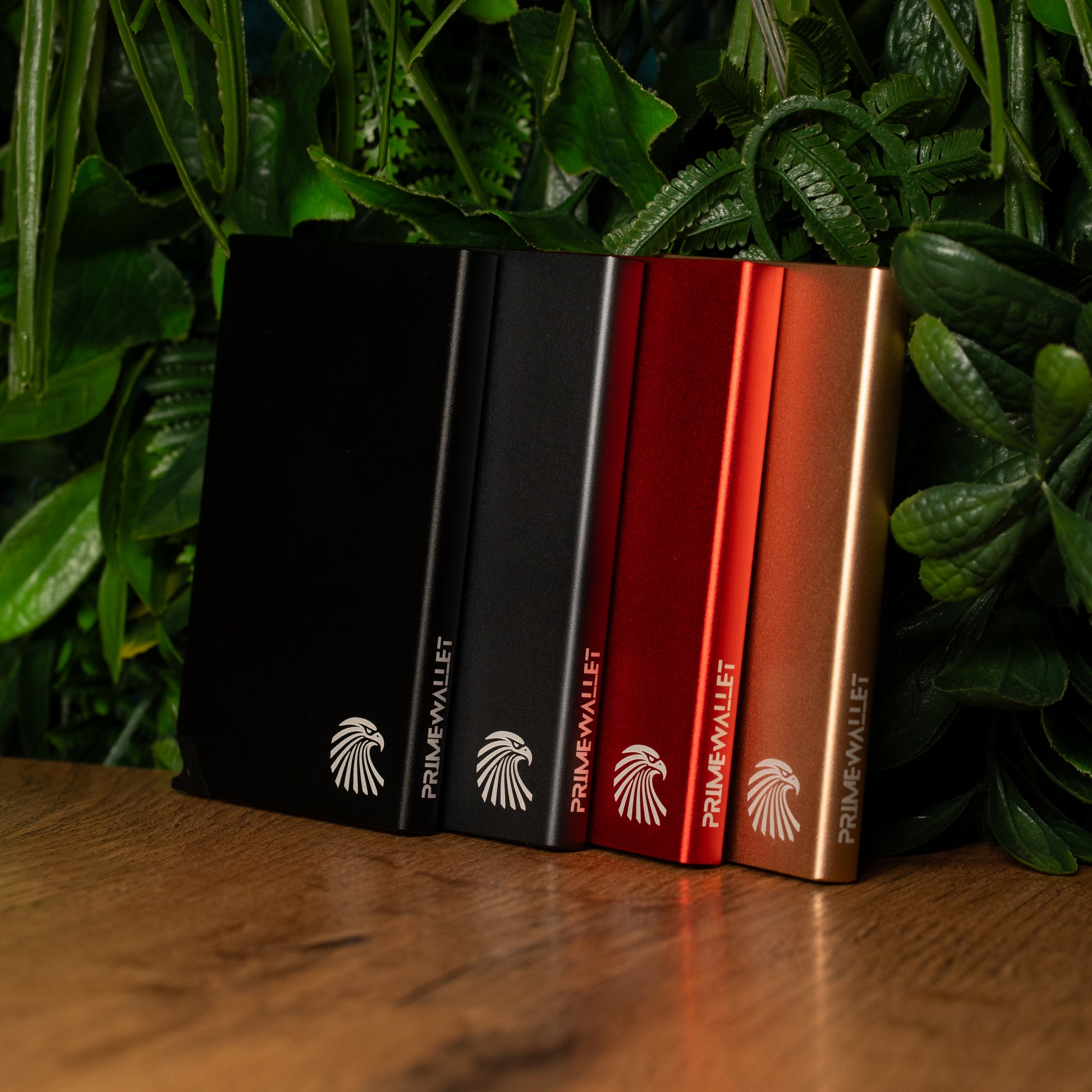 Metallic-Design Kartenetui Push in Schwarz, Grau, Rot und Gold – hochwertige Kartenhalter für stilbewusste Menschen.