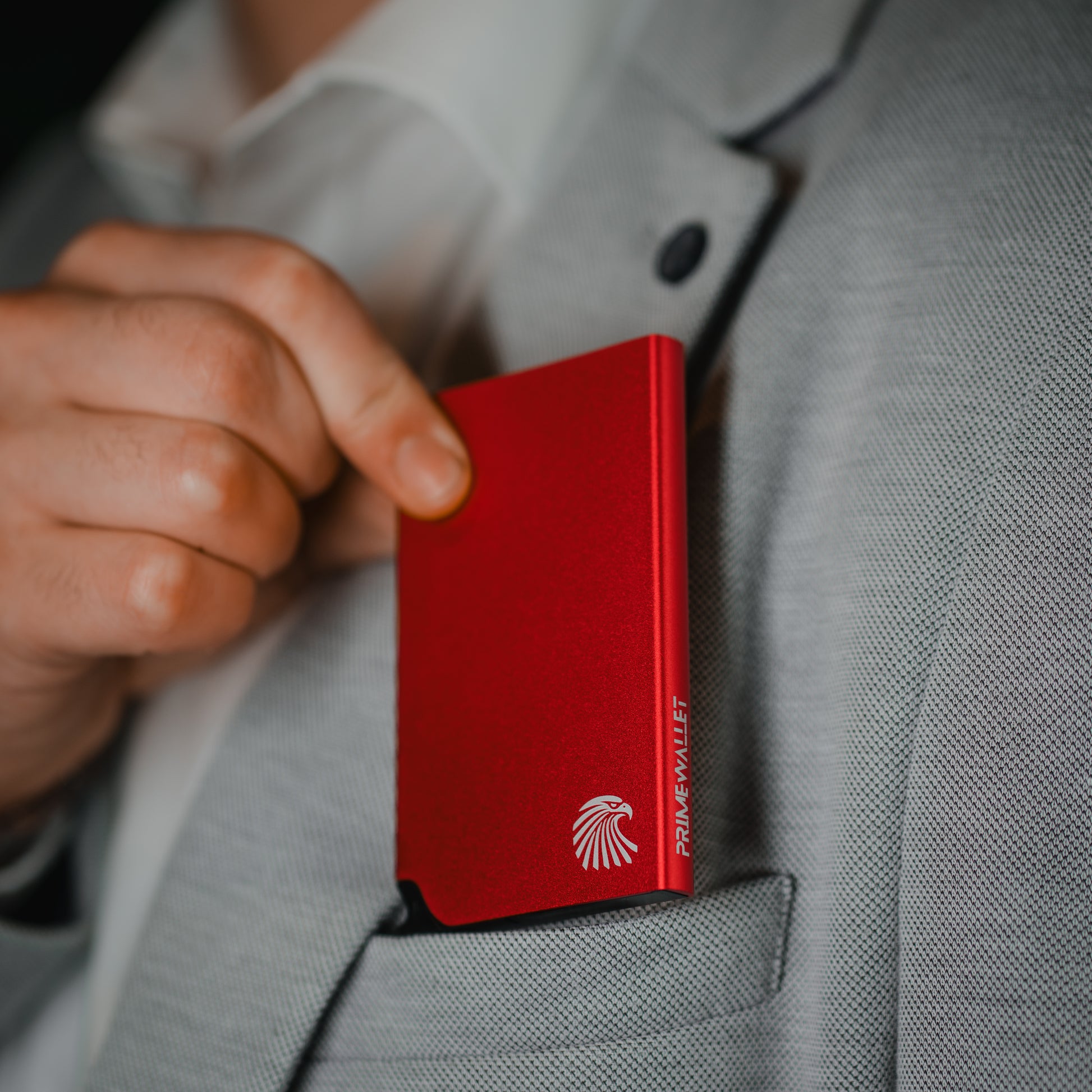 Modernes Kartenetui Push in Rot – minimalistischer Kartenhalter mit hochwertiger Verarbeitung und RFID-Schutz.