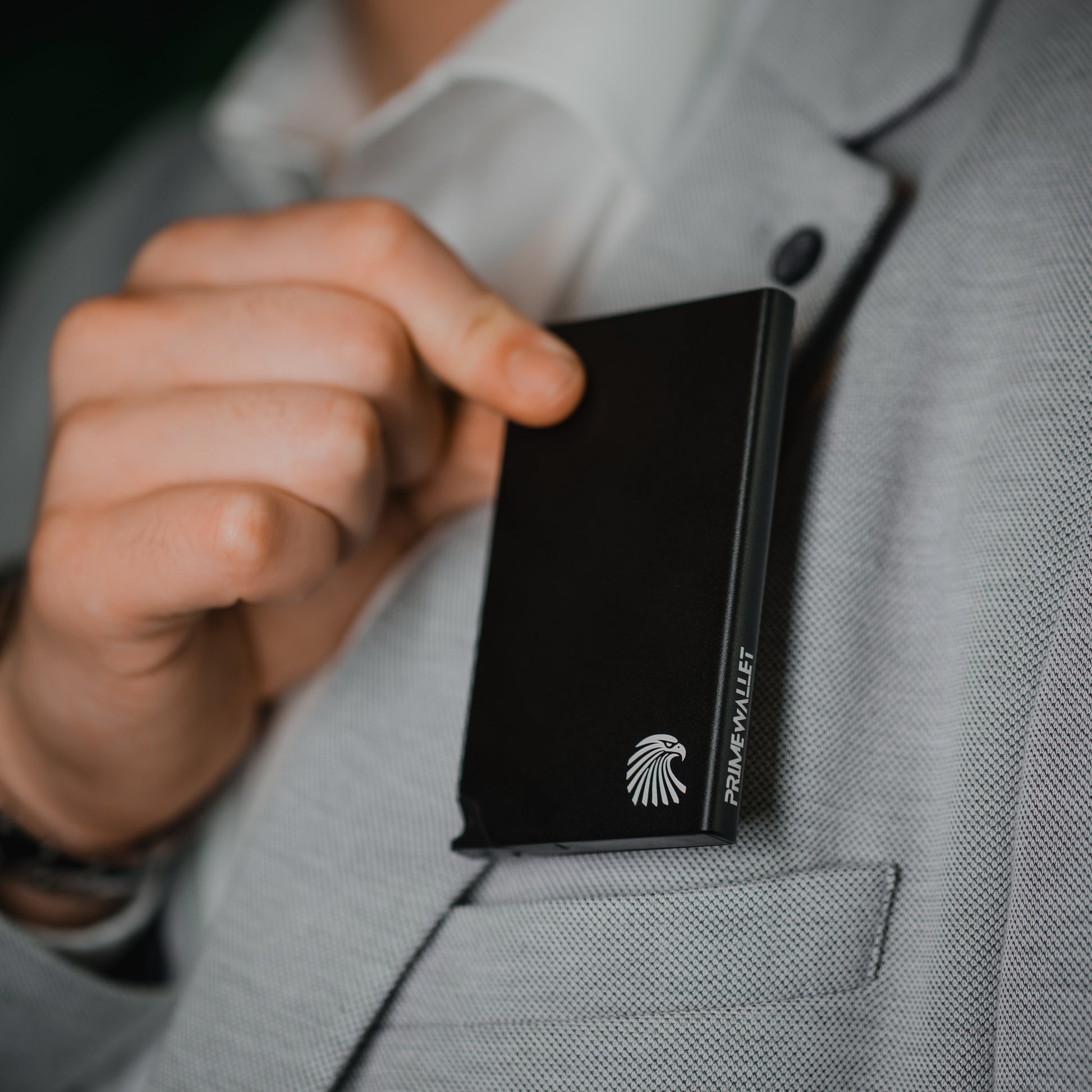 Kartenetui Push Schwarz – eleganter Cardholder aus Aluminium, stilvoll in der Anzugtasche getragen.