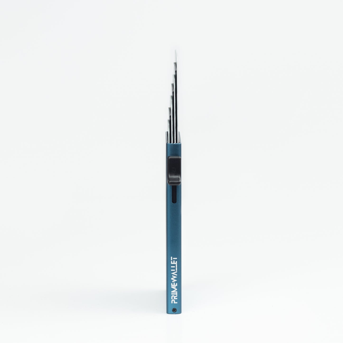 Kartenetui Side Blau – stilvolles Design mit matter Metallic-Oberfläche. Kompakt, sicher und bequem in jeder Tasche verstaut.