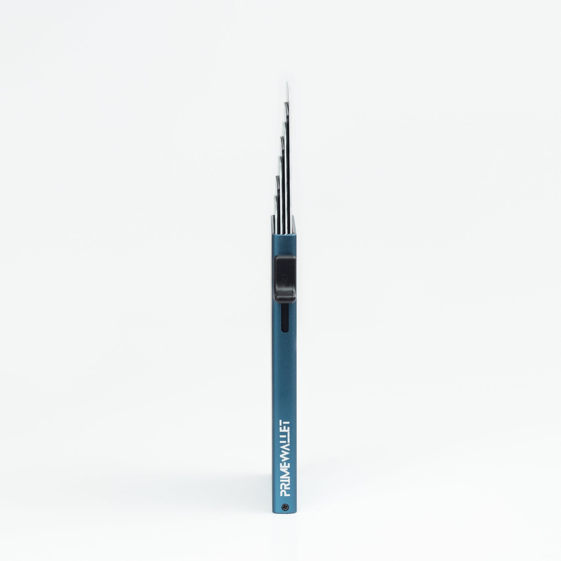 Kartenetui Side Blau – stilvolles Design mit matter Metallic-Oberfläche. Kompakt, sicher und bequem in jeder Tasche verstaut.