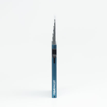 Kartenetui Side Blau – stilvolles Design mit matter Metallic-Oberfläche. Kompakt, sicher und bequem in jeder Tasche verstaut.