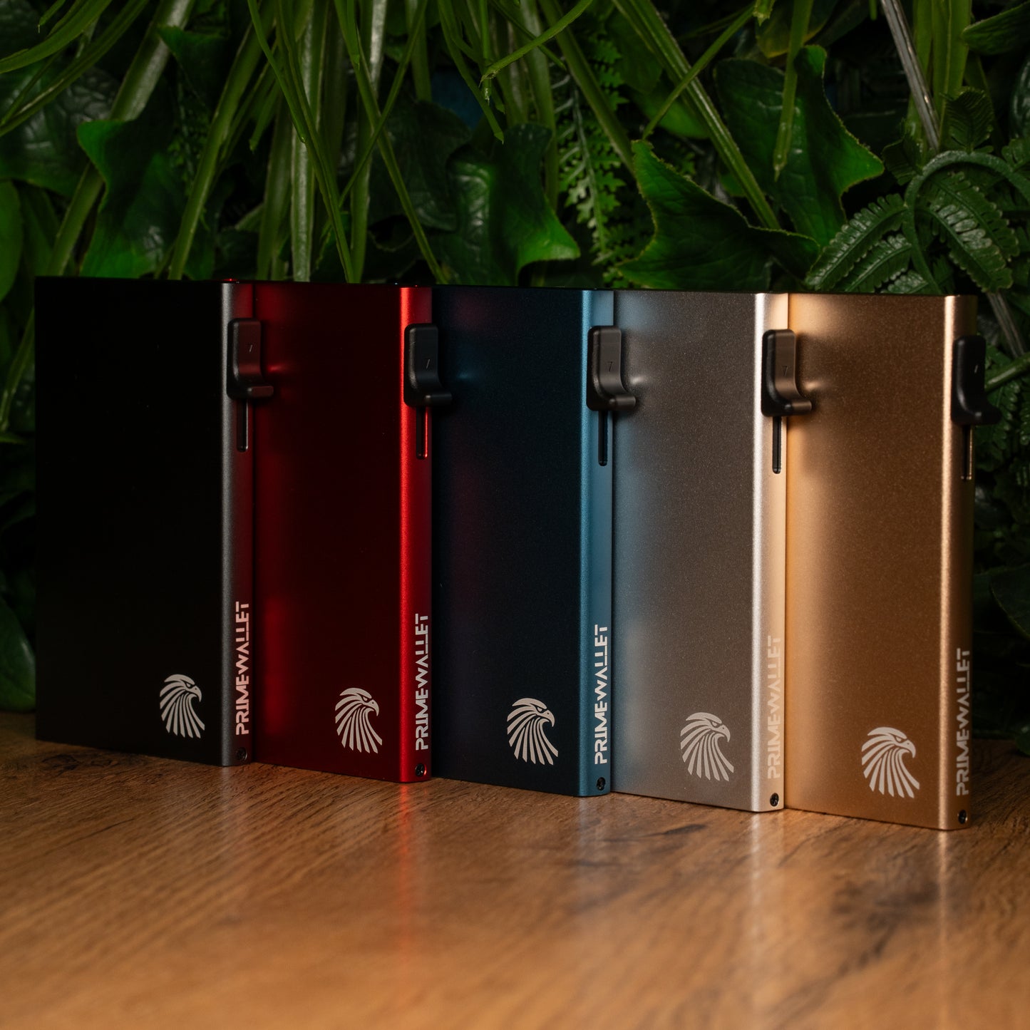 Moderne Kartenetuis aus Aluminium in Grau, Rot, Blau, Silber und Gold – perfekt für den Alltag.