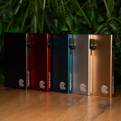 Moderne Kartenetuis aus Aluminium in Grau, Rot, Blau, Silber und Gold – perfekt für den Alltag.