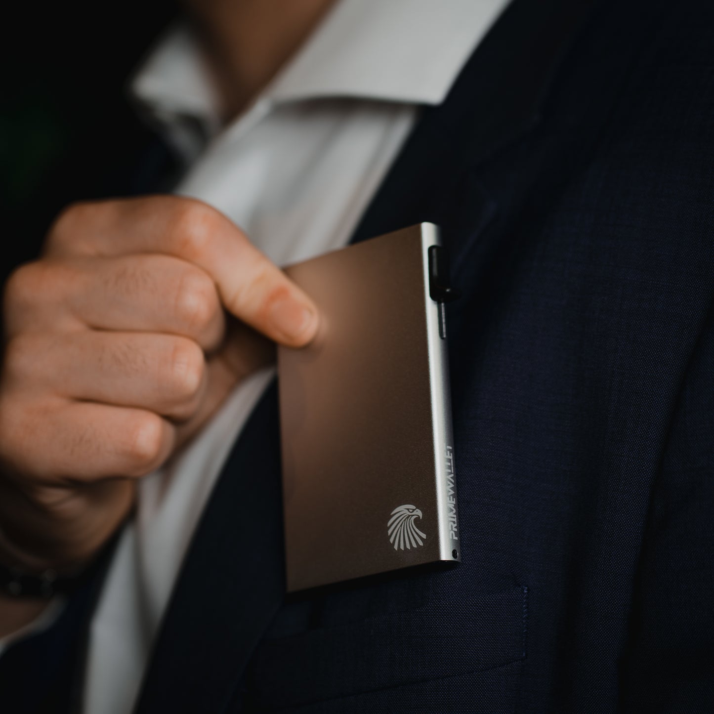 Kartenetui Side Gold – minimalistisches Design für Herren & Damen. Robuster Kartenhalter mit Aluminiumgehäuse für den Alltag
