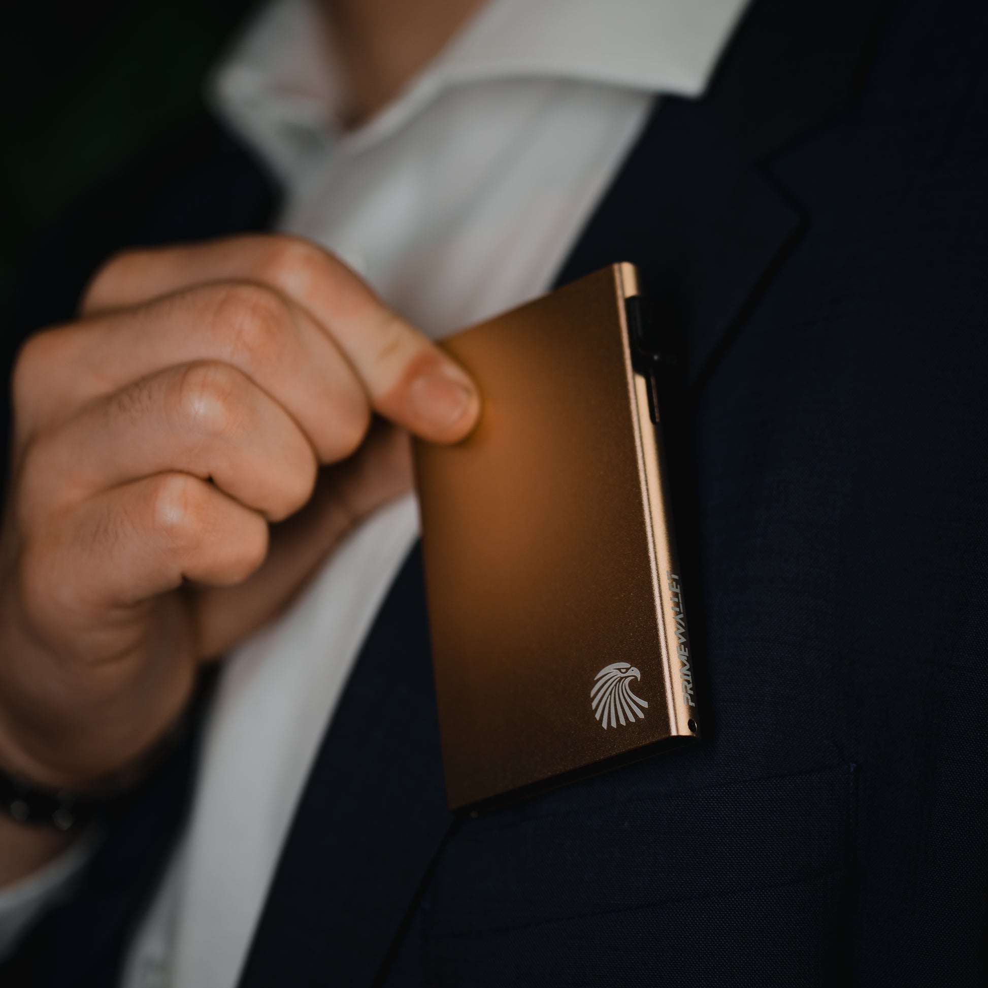 Kartenetui Side Gold – modernes, minimalistisches Design. Stilvoller Kartenhalter mit Aluminiumgehäuse für den Alltag.