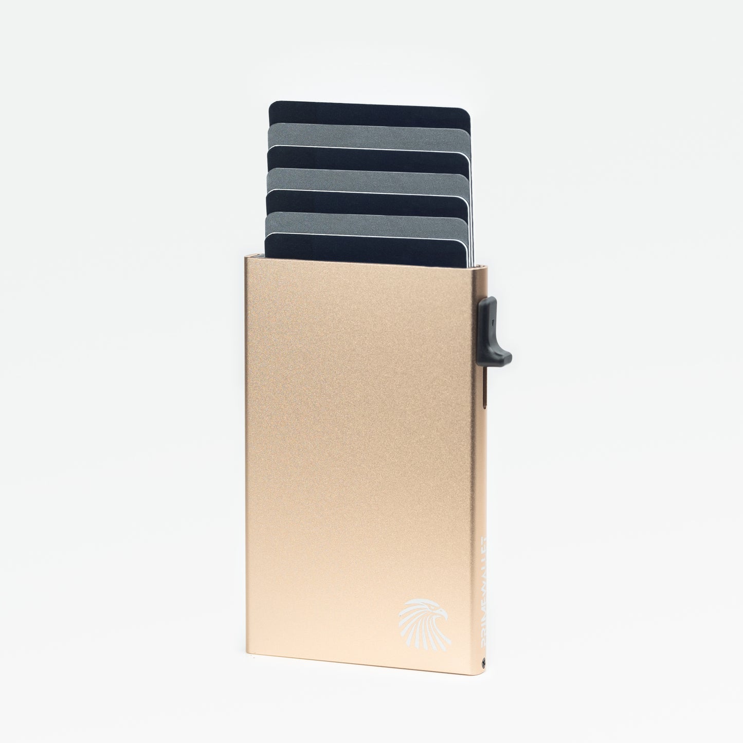 Kartenetui Side Gold – stilvoller Cardholder mit RFID-Blocker. Der praktische Mechanismus ermöglicht schnellen Zugriff auf bis zu sieben Karten.