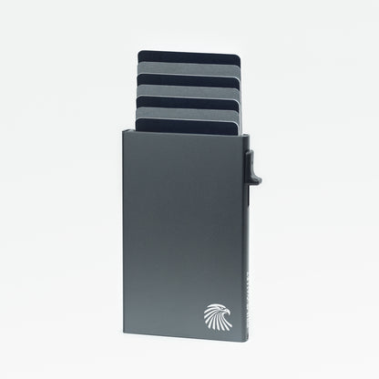 Kartenetui Side Grau – stilvoller Kartenhalter mit matter Metallic-Oberfläche. Elegantes und kompaktes Design für unterwegs.