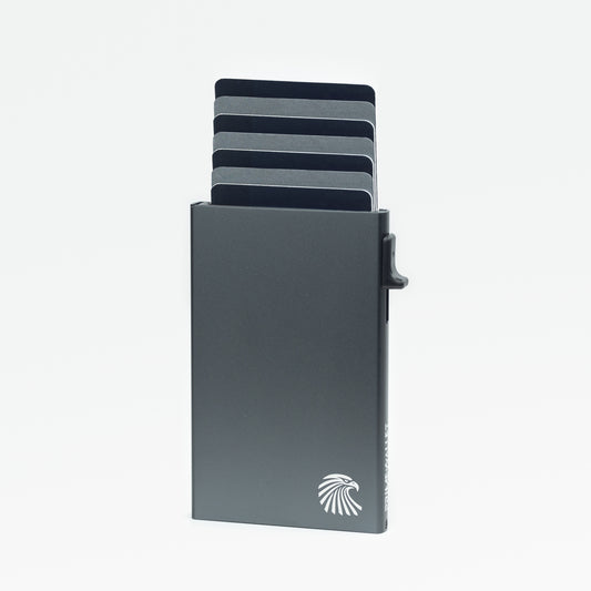 Kartenetui Side Grau – sicherer Cardholder mit RFID-Schutz. Einfacher Zugriff auf bis zu sieben Karten dank praktischem Mechanismus.