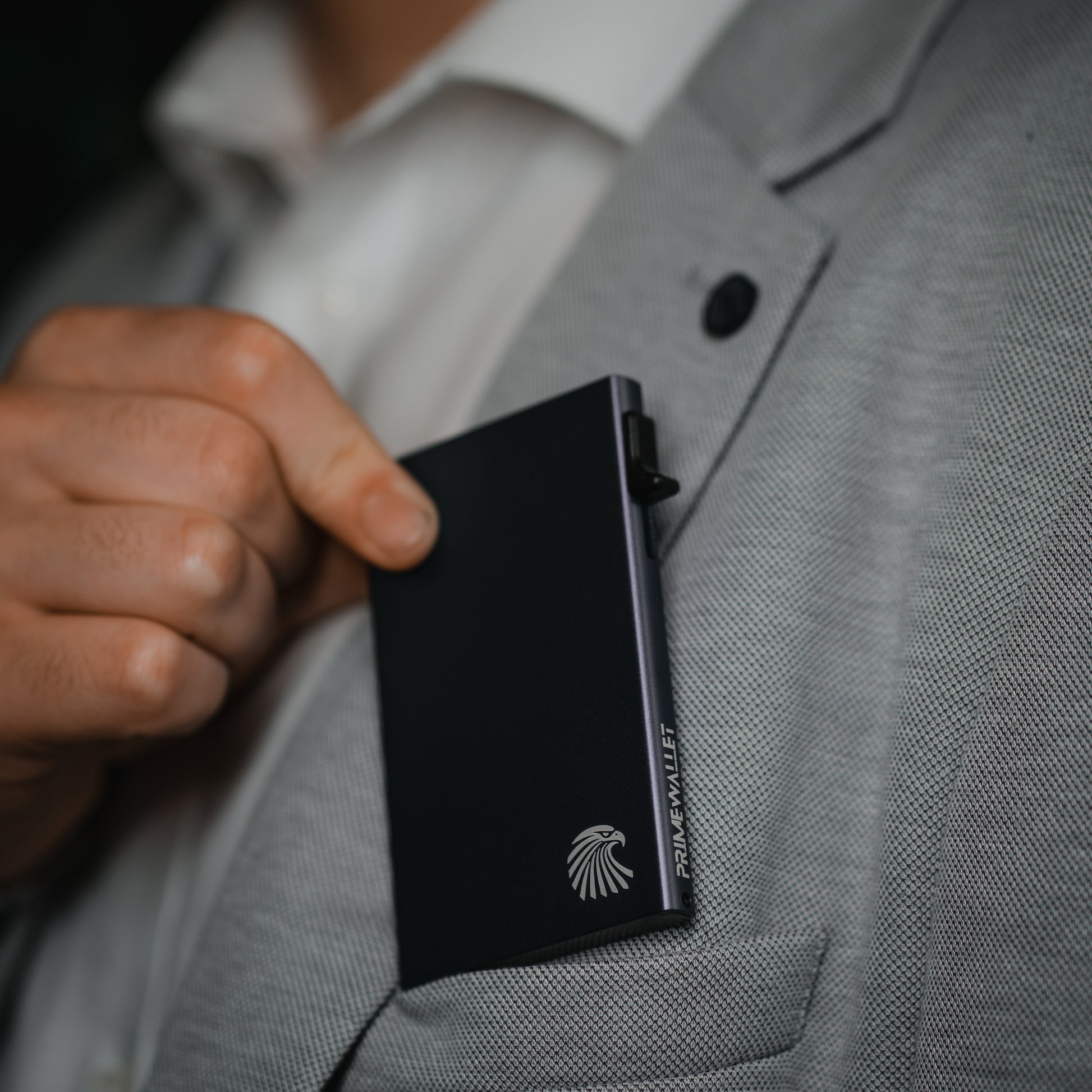 Kartenetui Side Grau – sicherer Cardholder mit RFID-Schutz gegen unerwünschtes Auslesen Ihrer Karten.