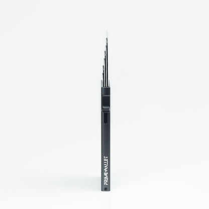 Kartenetui Side Grau – seitliche Ansicht des schmalen Gehäuses. Ideal für eine platzsparende und geordnete Aufbewahrung von Karten.