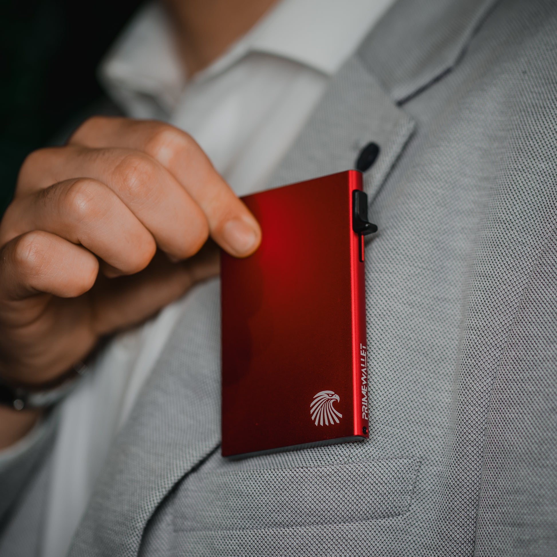 RFID-geschütztes Kartenetui Side in Rot – schlanker Cardholder aus Metall für sicheren Schutz vor Datendiebstahl.