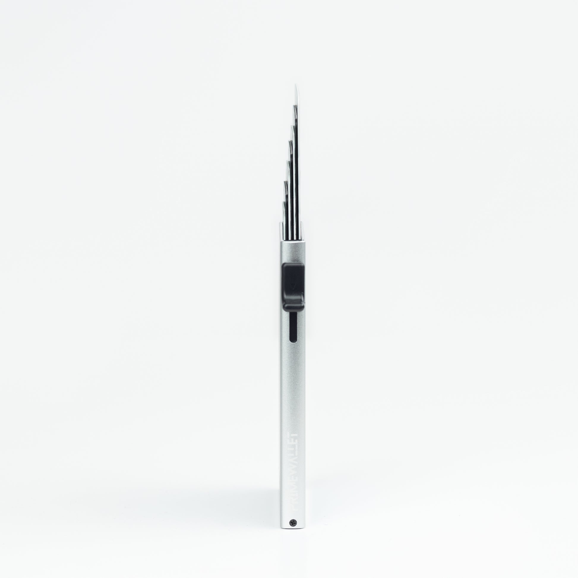 Kartenetui Side Silber – ultra-dünn und funktional. Bietet Platz für 7 Karten und eignet sich perfekt für den täglichen Gebrauch.