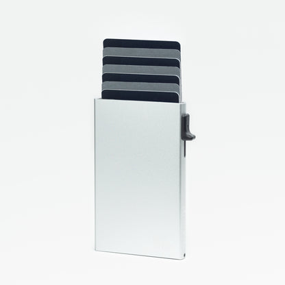 Kartenetui Side Silber – sicherer Cardholder mit RFID-Schutz. Der Schiebemechanismus ermöglicht schnellen Zugriff auf bis zu sieben Karten.