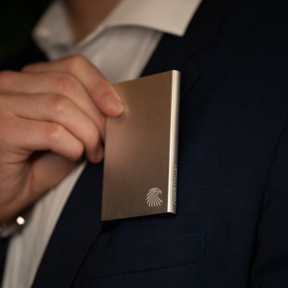 Kartenetui Silber – stilvoller Cardholder aus Aluminium, ideal für das Business-Outfit in der Anzugtasche.
