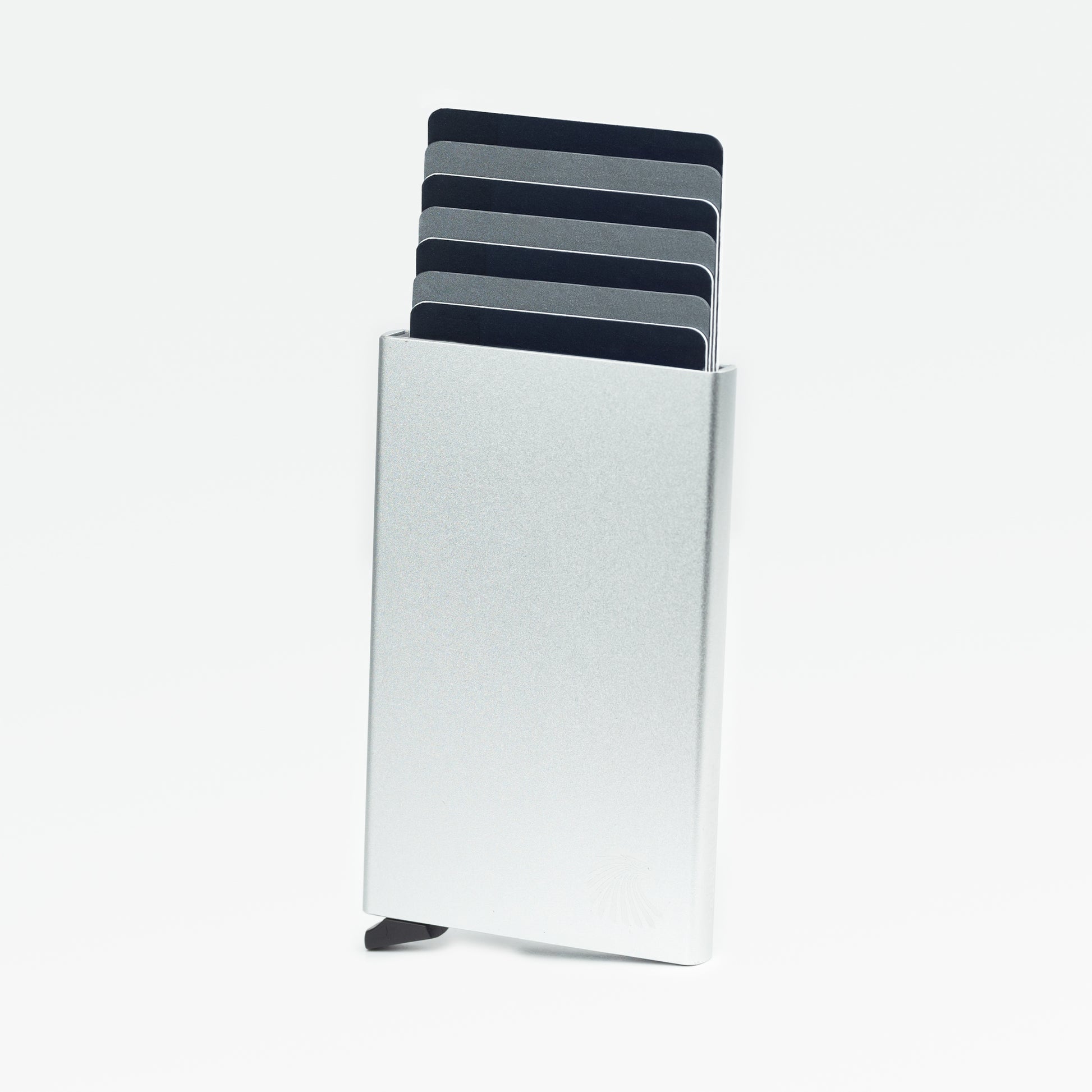 Kartenetui Silber – hochwertiger Cardholder mit RFID-Schutz. Einfacher Zugriff auf bis zu sieben Karten mit nur einem Knopfdruck.