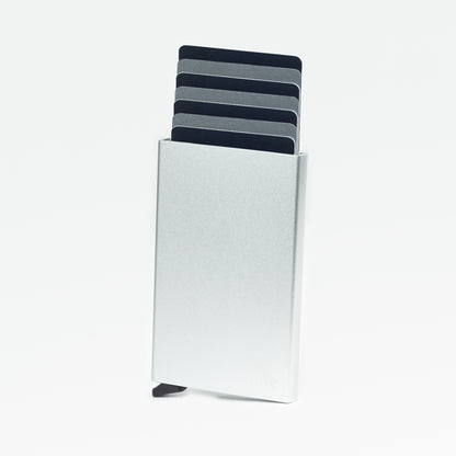 Kartenetui Silber – hochwertiger Cardholder mit RFID-Schutz. Einfacher Zugriff auf bis zu sieben Karten mit nur einem Knopfdruck.