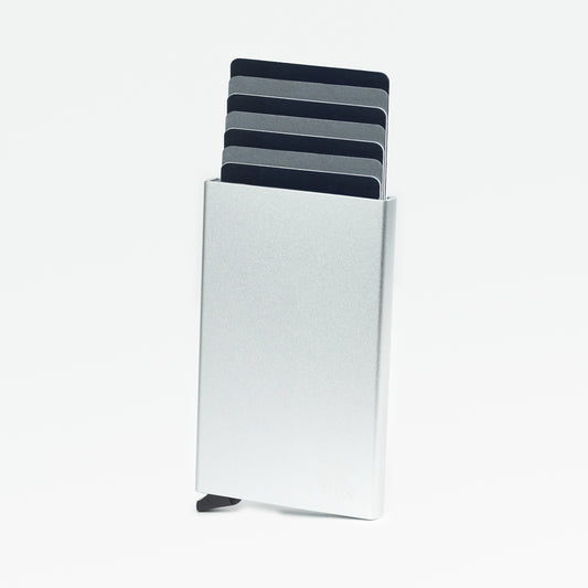 Kartenetui Silber – hochwertiger Cardholder mit RFID-Schutz. Einfacher Zugriff auf bis zu sieben Karten mit nur einem Knopfdruck.
