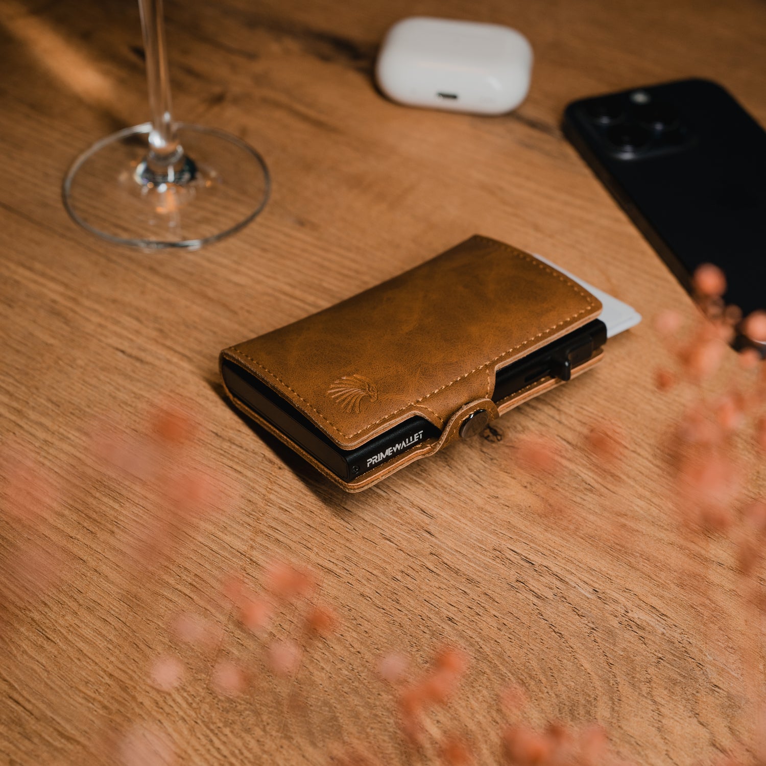 Slim Wallet Braun – stilvolle Geldbörse aus veganem Leder mit RFID-Schutz. Kompakt und sicher für den täglichen Gebrauch.
