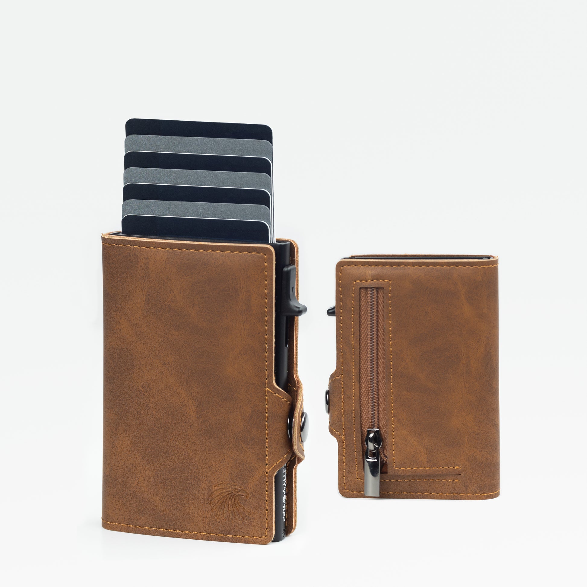 Slim Wallet Braun – stilvolles Portemonnaie mit RFID-Schutz. Der praktische Kartenmechanismus ermöglicht schnellen Zugriff auf bis zu neun Karten.