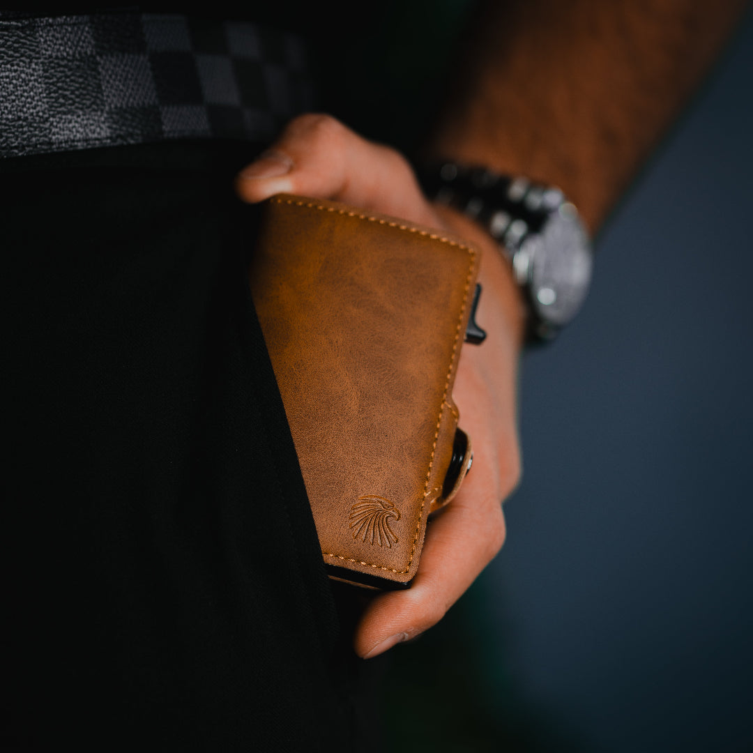 Slim Wallet Braun – kompaktes Portemonnaie aus veganem Leder. Schlanker Geldbeutel mit RFID-Schutz für die Hosentasche.