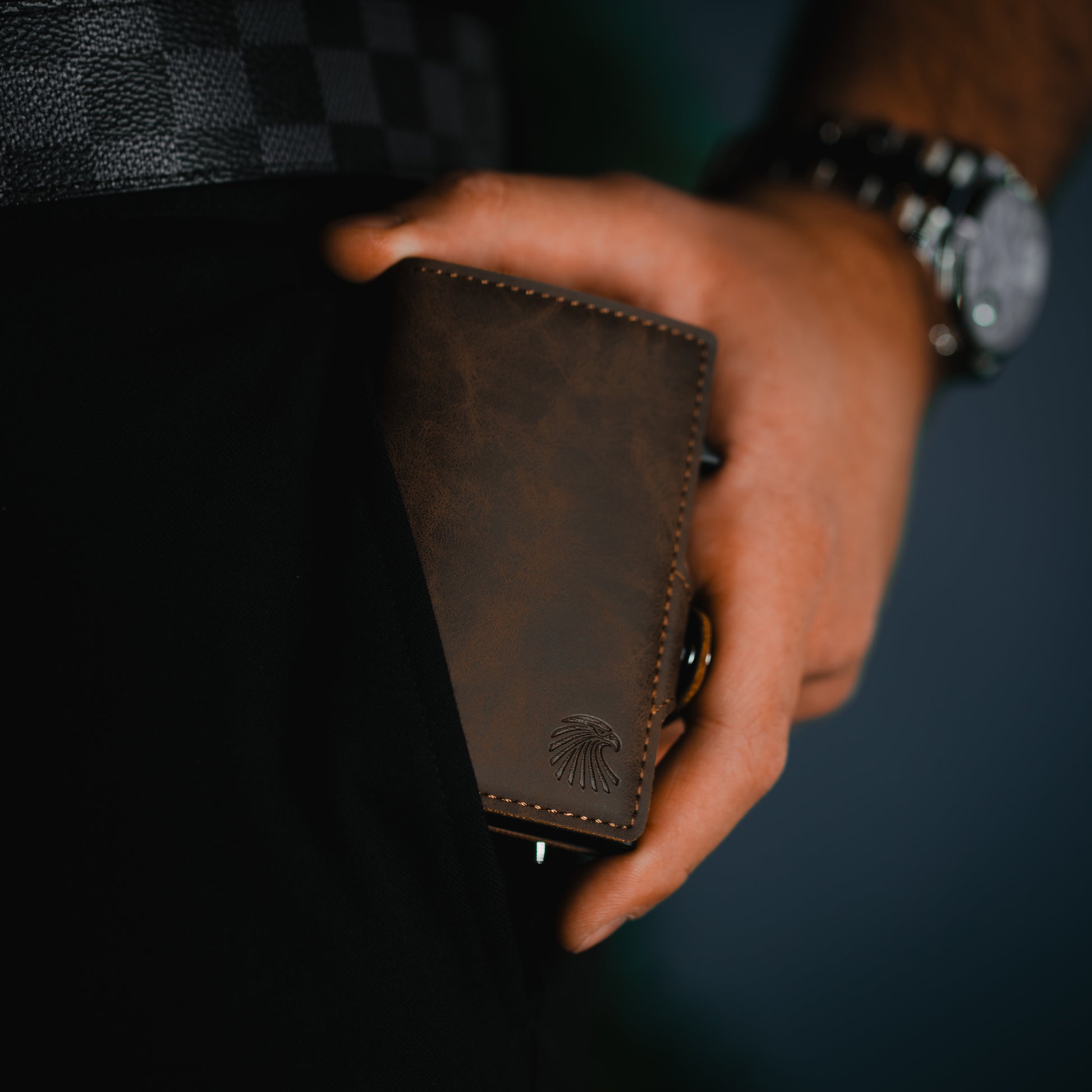 Slim Wallet Dunkelbraun – hochwertiges Portemonnaie aus veganem Leder. Eleganter Geldbeutel für stilbewusste Minimalisten.