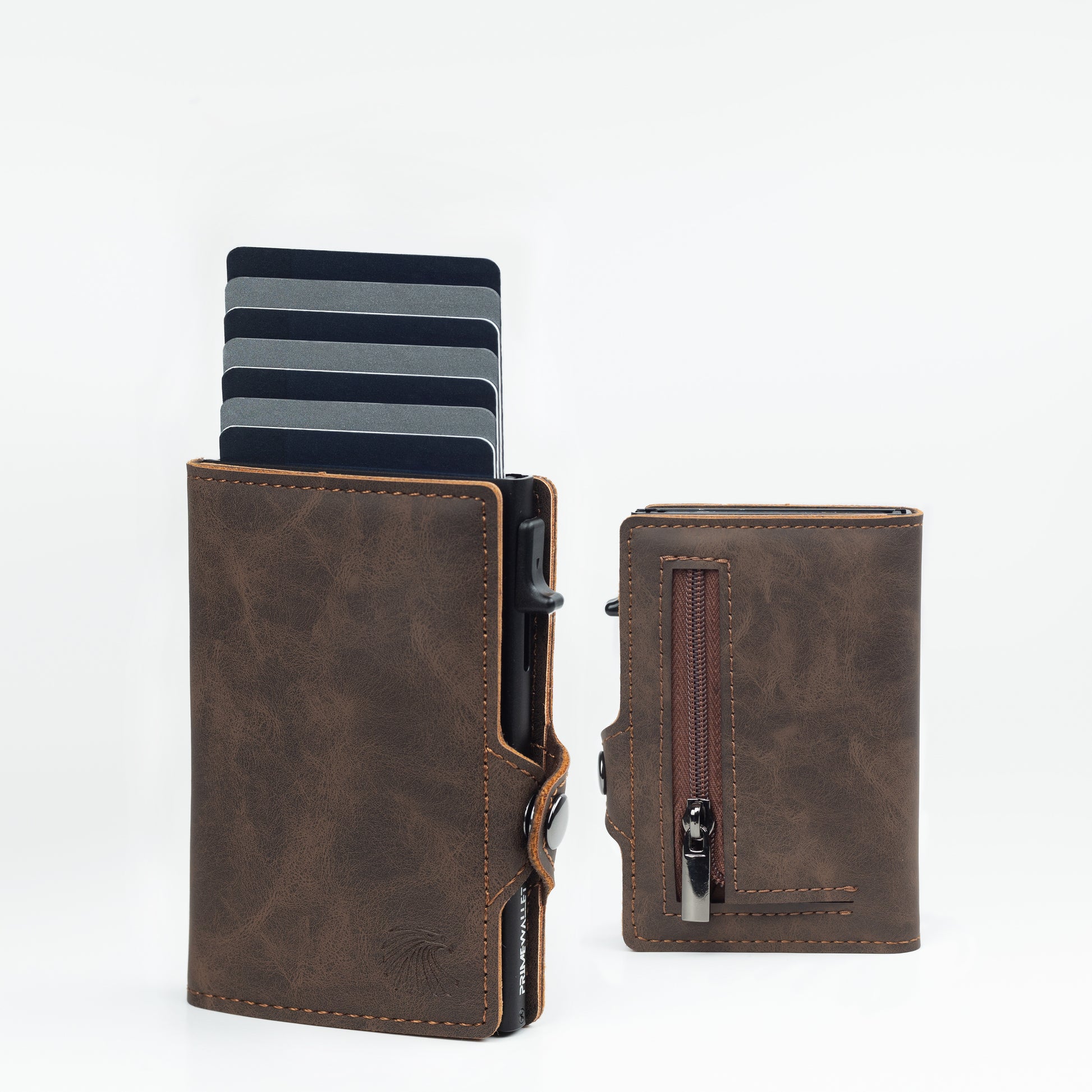 Slim Wallet Dunkelbraun – edles Portemonnaie mit strapazierfähigem Material. Das intelligente Design sorgt für eine geordnete Aufbewahrung.
