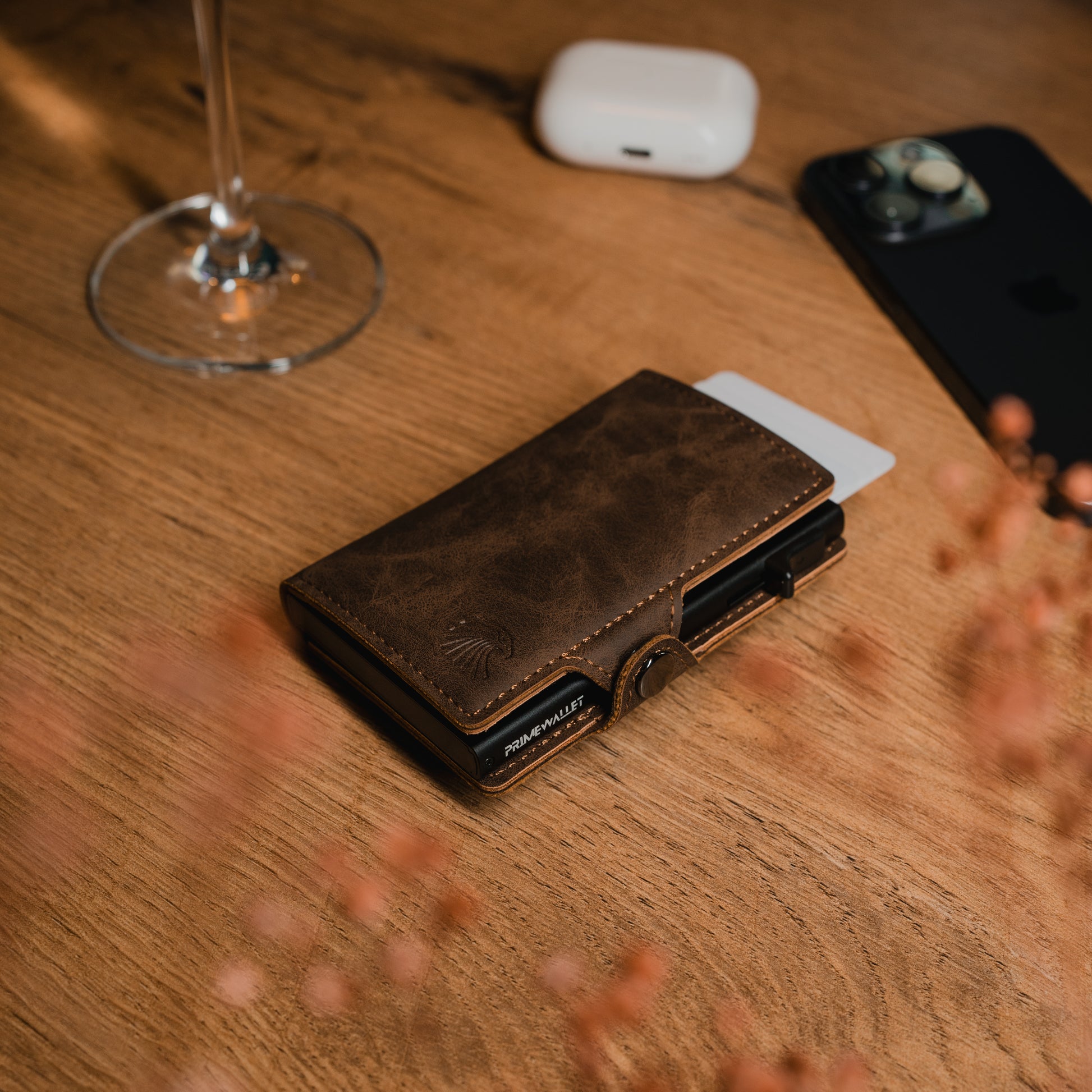 Minimalistisches Slim Wallet in Dunkelbraun. Funktionales und kompaktes Portemonnaie mit RFID-Schutz für eine sichere Nutzung.