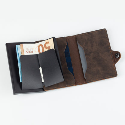 Slim Wallet Dunkelbraun – edles Portemonnaie aus veganem Leder. Perfekte Geldbörse für stilbewusste Minimalisten.