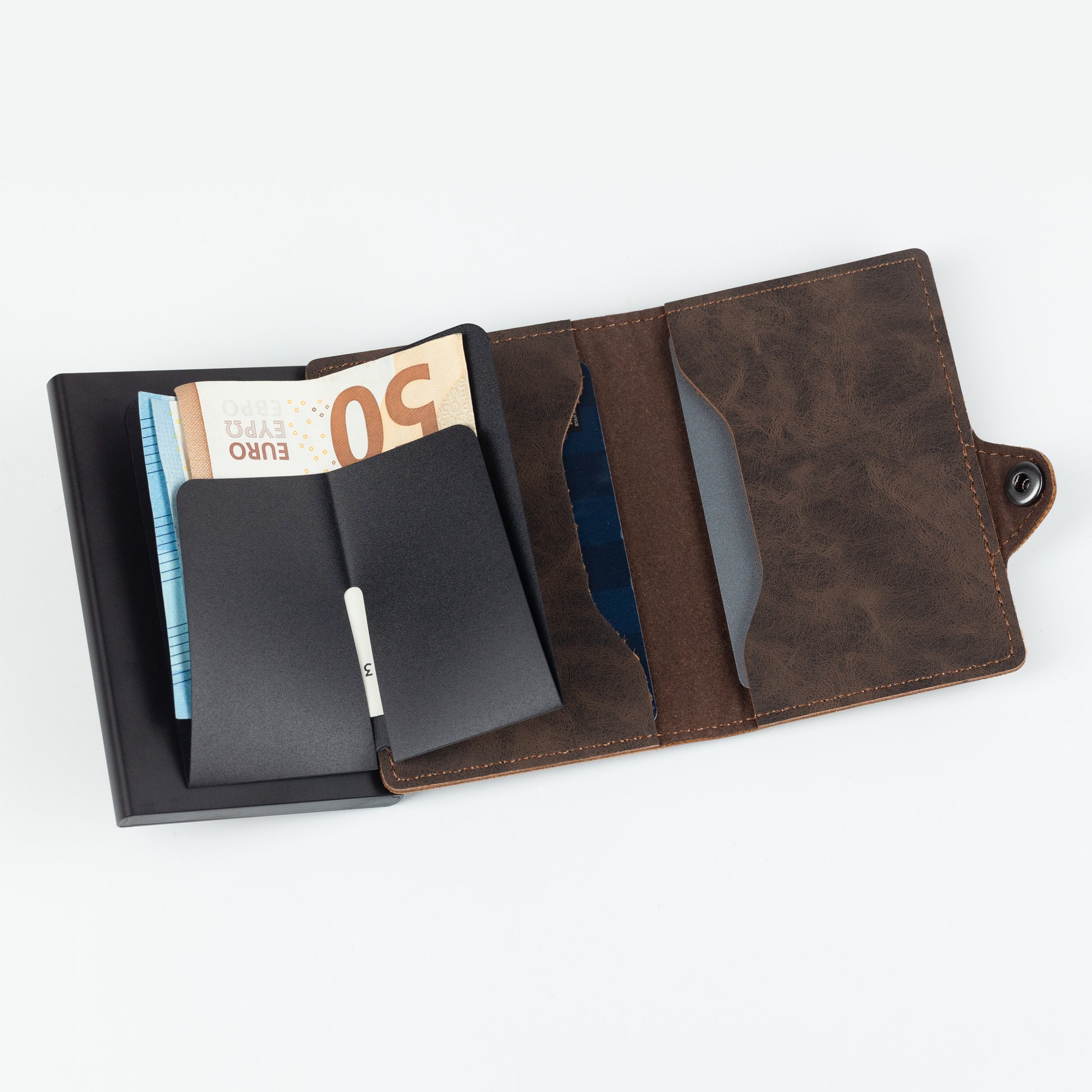 Slim Wallet aus dunkelbraunem Leder – geöffnete Ansicht mit Kartenfächern und Geldscheinfach