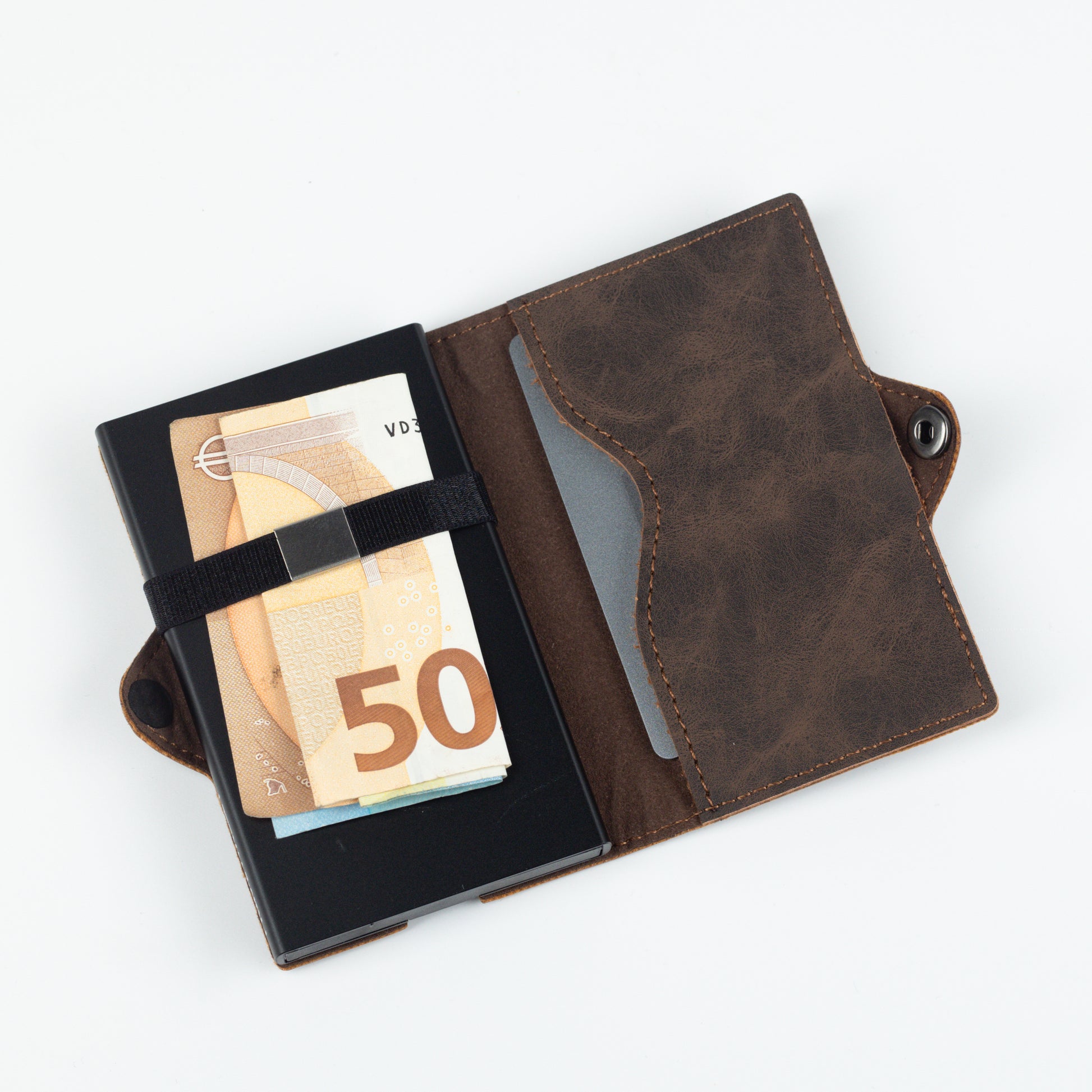 Slim Wallet Push Dunkelbraun – sicheres Portemonnaie mit RFID-Blocker. Kompakte Geldbörse aus veganem Leder mit Platz für Karten und Bargeld.