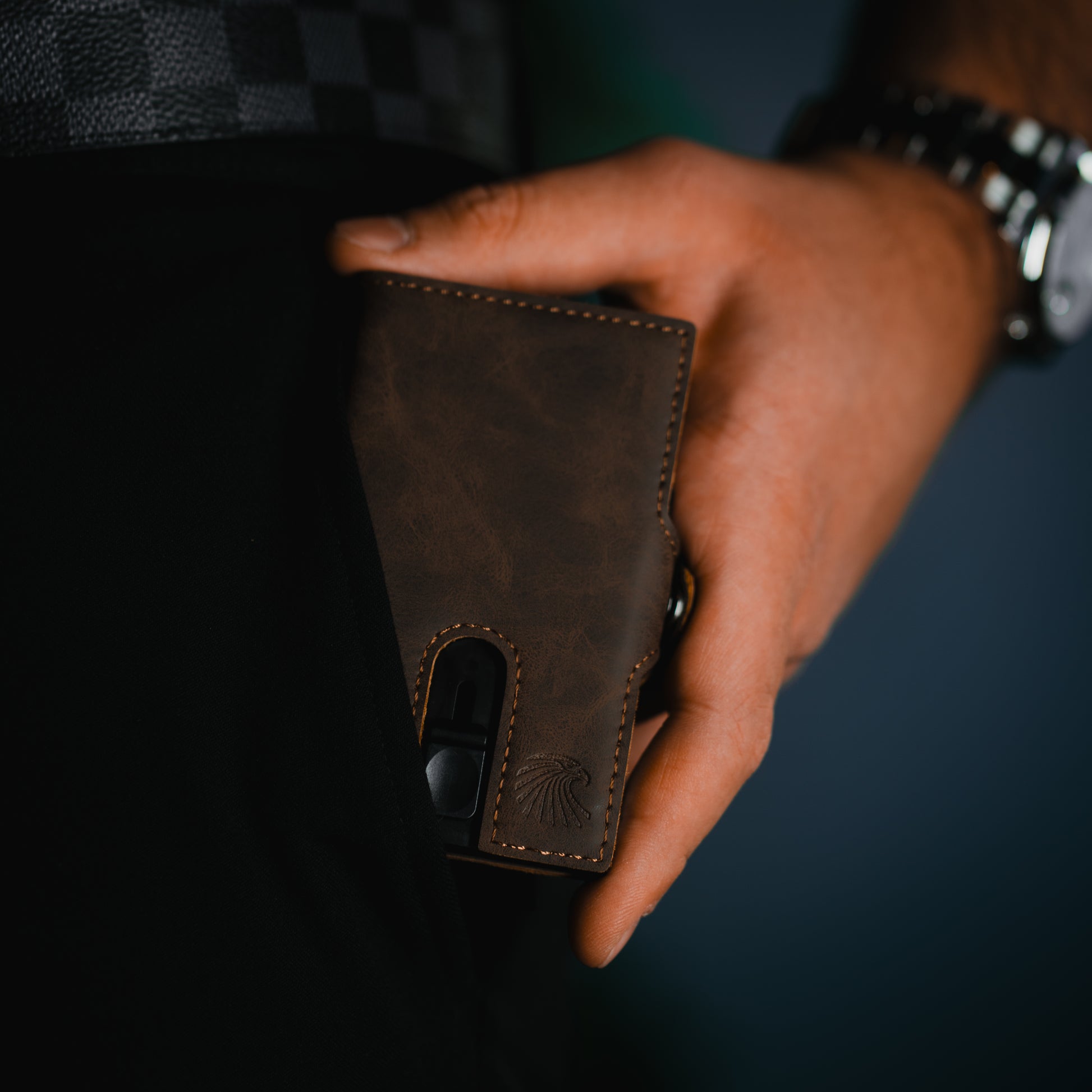 Slim Wallet Push Dunkelbraun – edle Geldbörse aus veganem Leder. Praktischer Geldbeutel mit RFID-Schutz für unterwegs.