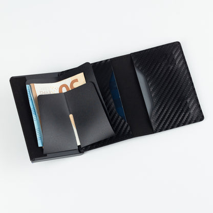 Smart Wallet Carbon – leichtes Portemonnaie für unterwegs. Funktionaler Geldbeutel mit robustem Material und dezenter Optik.