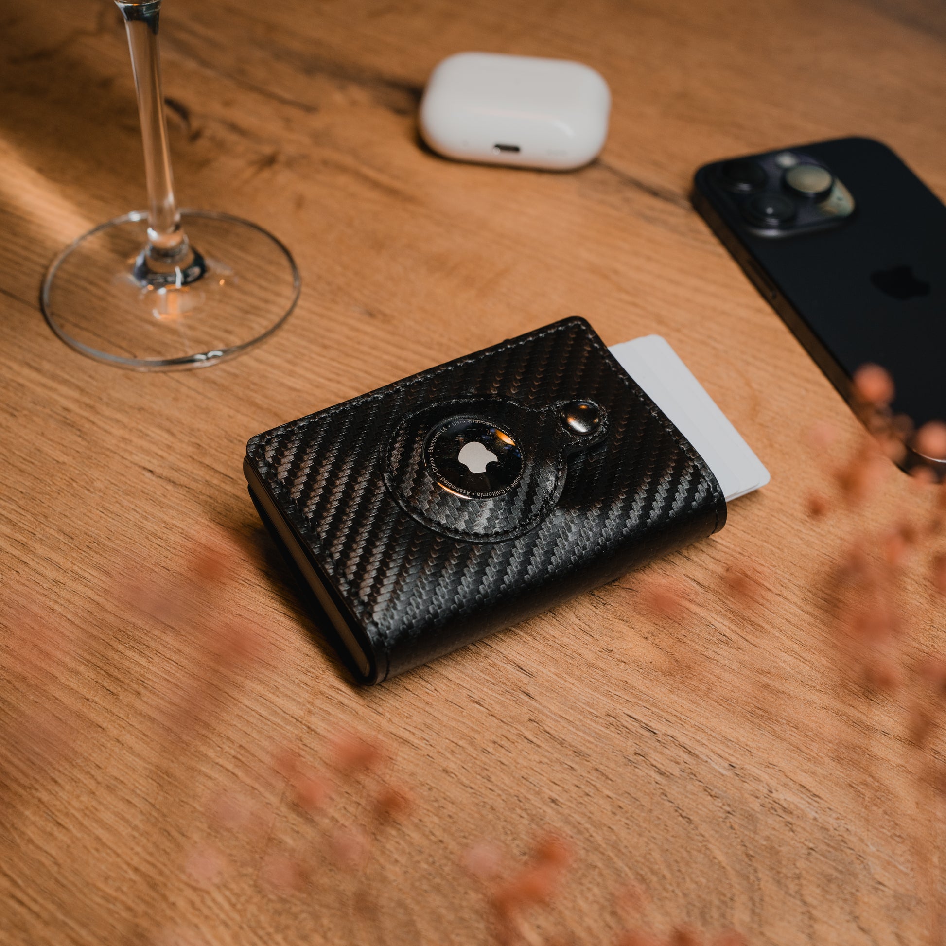 Schwarzes Smart Wallet aus Carbon – modernes und sicheres Portemonnaie mit AirTag-Fach